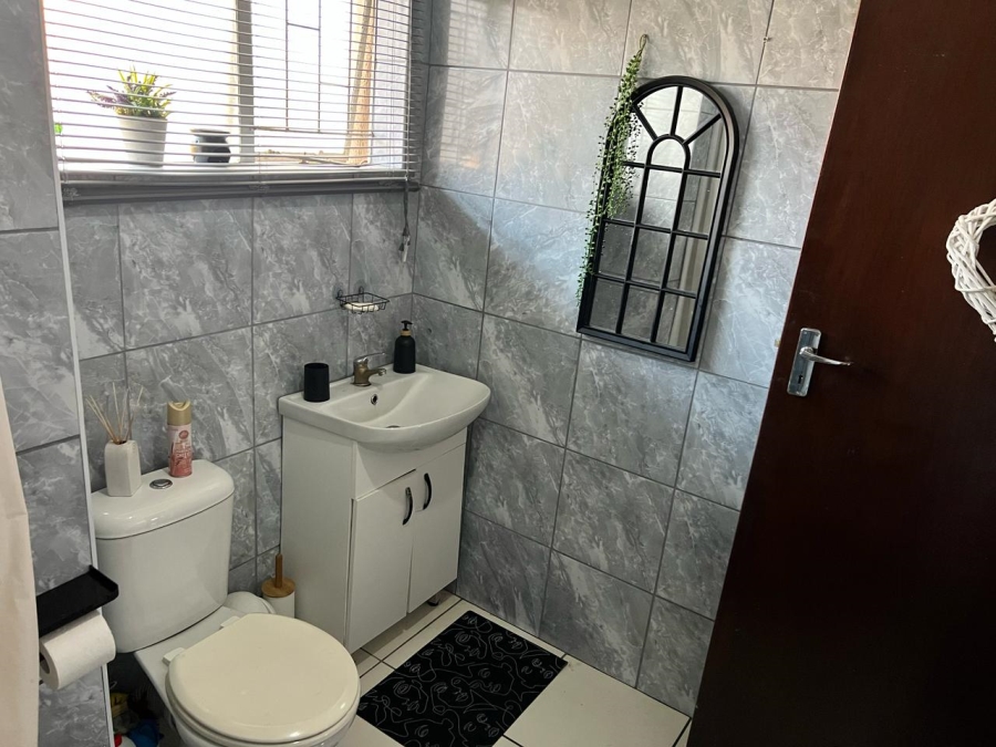 To Let 2 Bedroom Property for Rent in Loumar Western Cape